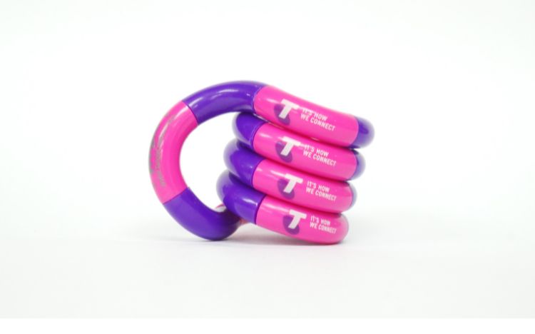 Tangle fidget coloré manipulé à deux mains, objet publicitaire tactile